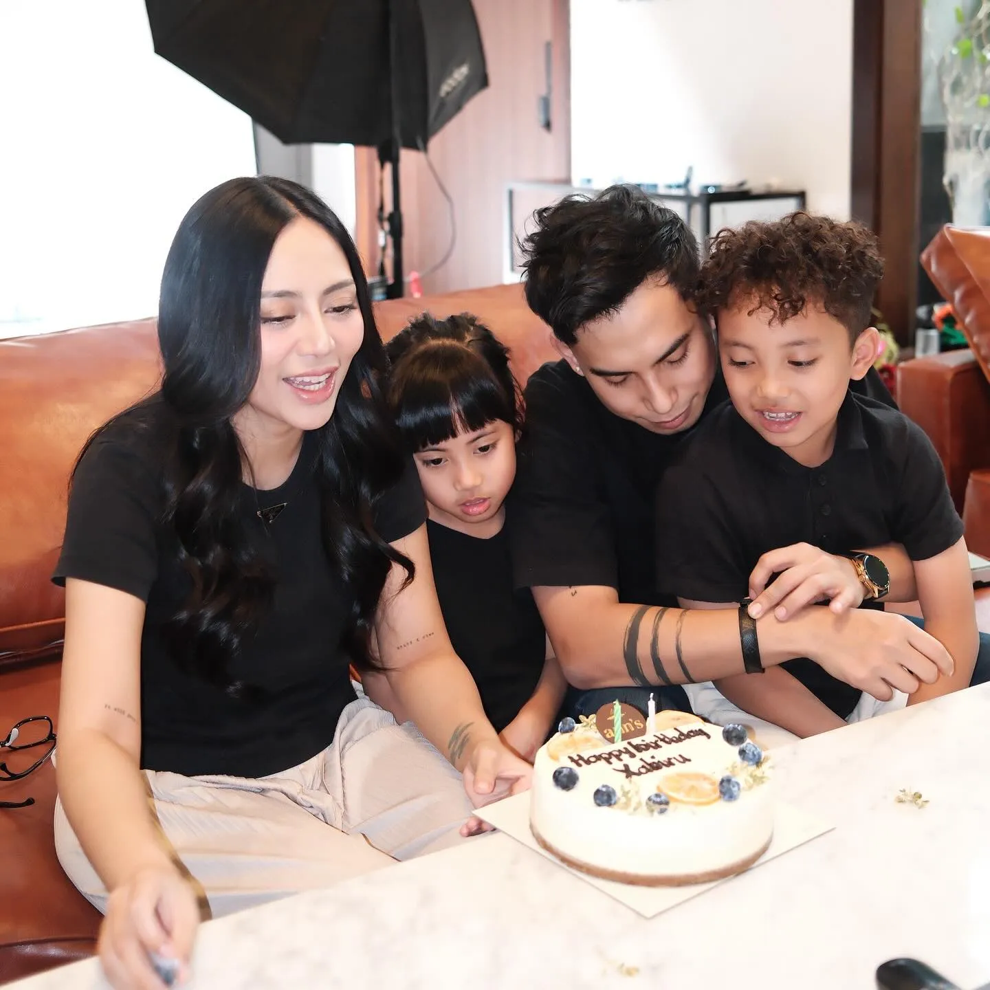 Keluarga Rachel vennya kompak pakai baju hitam - instagram.com/rachelvennya