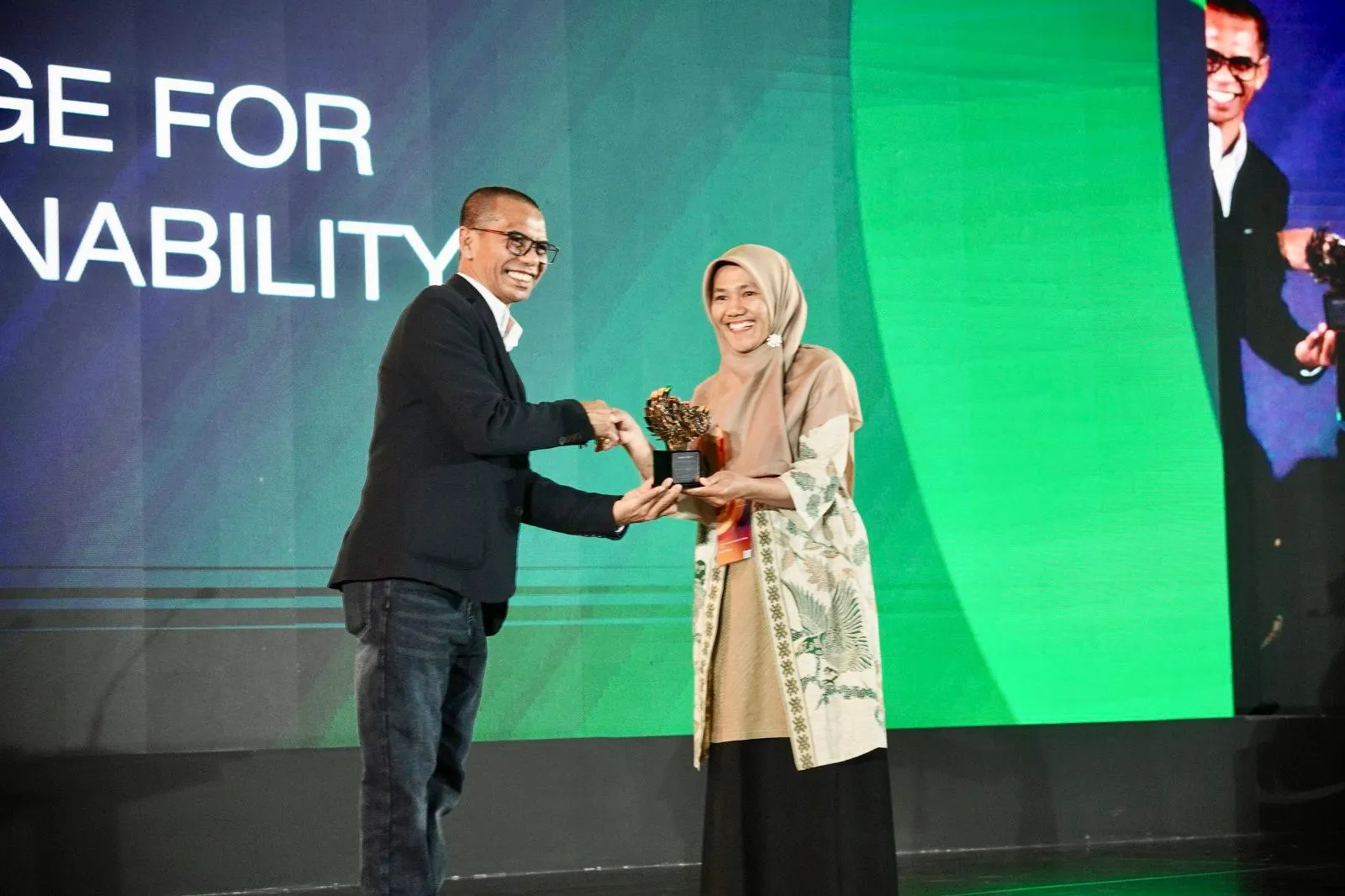 Ema Suranta dianugerahi Mata Lokal Award 2025 (Credit: Dokumentasi Pribadi)