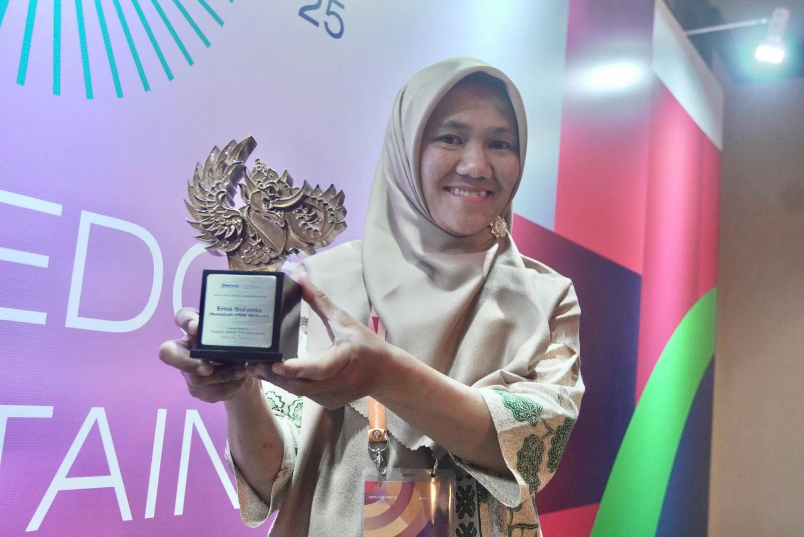 Ema Suranta dianugerahi Mata Lokal Award 2025 (Credit: Dokumentasi Pribadi)