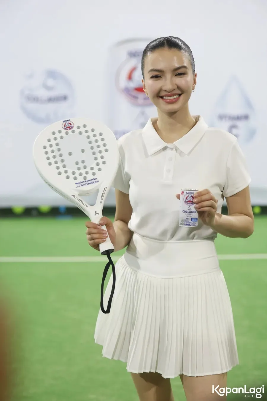 Raline Shah pegang raket padel (credit: KapanLagi.com/Budy Santoso)
