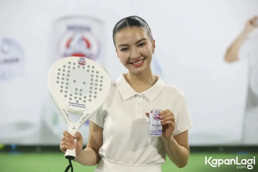 Raline Shah berpose dengan raket padel (credit: KapanLagi.com/Budy Santoso)