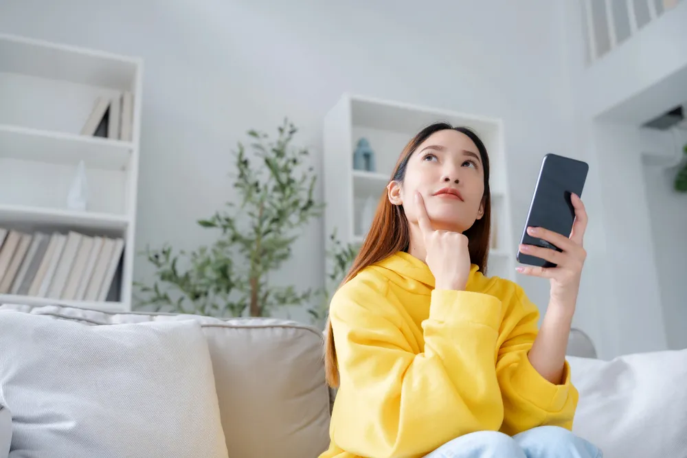 Ilustrasi perempuan bermain dengan smartphone. (c) marchmeena/Depositphotos