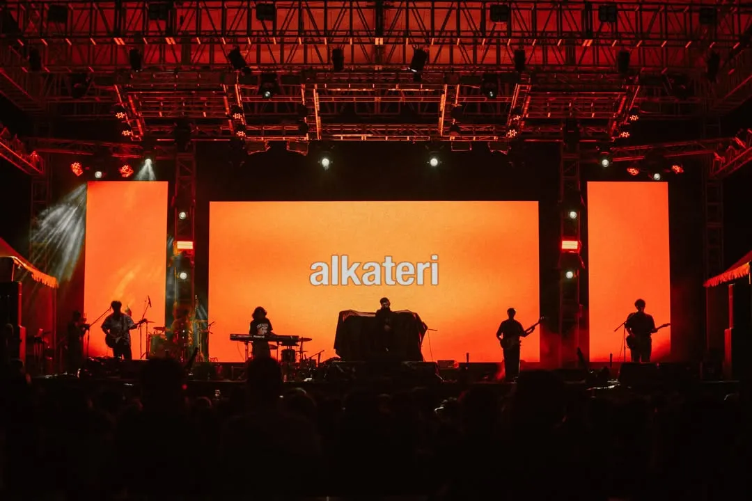 Penampilan Alkateri saat membawakan lagu Zaman berhasil bikin suasana menjelang malam semakin syahdu / instagram/rasvarafest