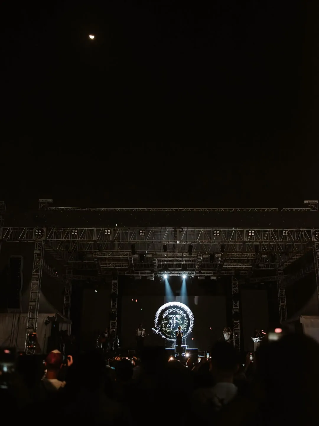 TAROT, NINA, hingga PERADABAN sukses bikin penampilan .Feast jadi salah satu yang paling pecah pada konser malam itu/ instagram/rasvarafest