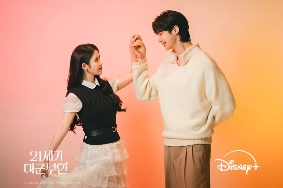 IU dan Byeon Woo Seok Berdansa (c) Disney Plus