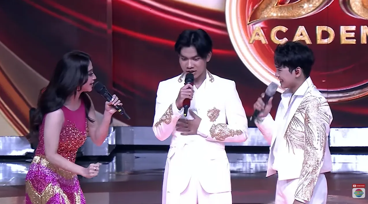 Razky DA8 dan Arbil DA7 duet di panggung © indosiar