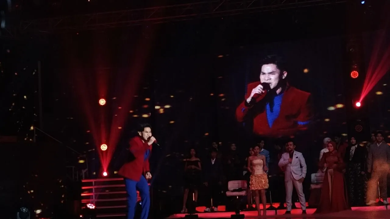 Penampilan Razky DA8 saat battle dengan Danil membawakan lagu 'Judi'. (dok. Kapanlagi.com/Sabrina Aulia Putri)