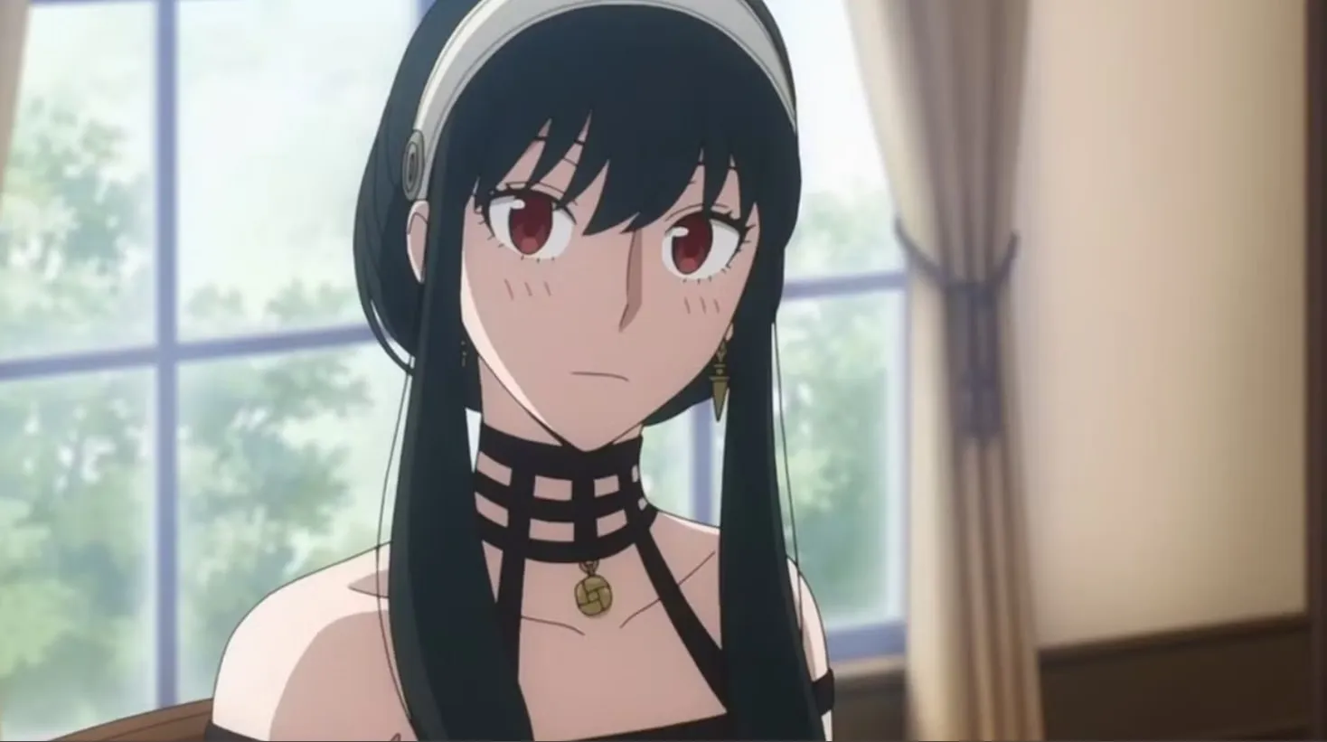 Sleek Bun Yor Forger bisa memaksimalkan aksesoris kepala yang kalian miliki. 