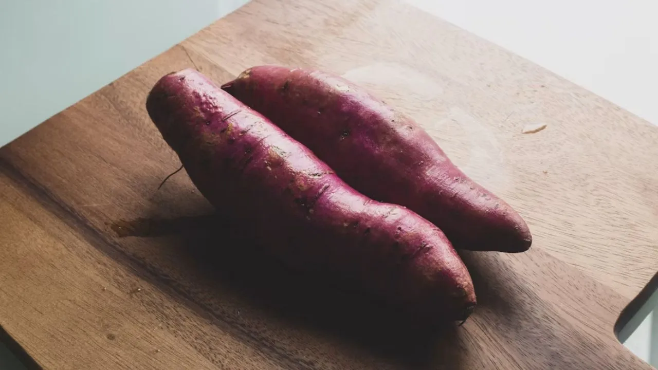 Ubi Ungu/Photo by Louis Hansel on Unsplash