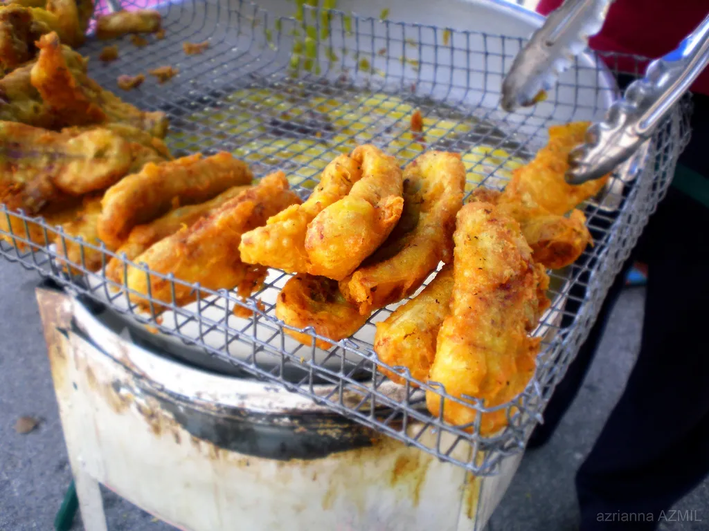 Pisang goreng. foto: Wikimedia Commons/Azrianna