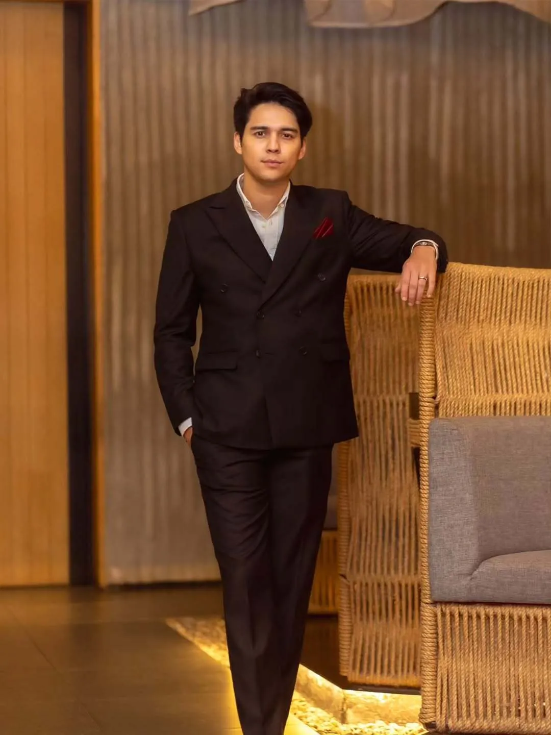 Maxime Bouttier Tampil Gagah Pakai Setelan Jas (cr:instagram.com/bouttier_maxime)