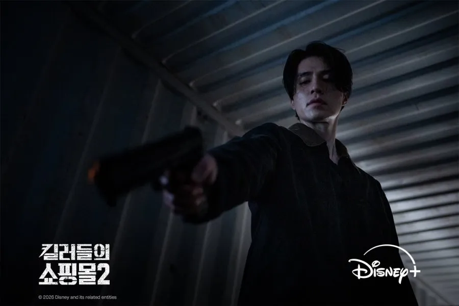 Lee Dong Wook Todongkan Pistol di A SHOP FOR KILLERS 2 (credit: Disney Plus)