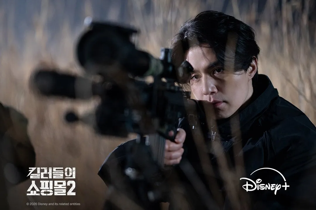 Lee Dong Wook Pegang Senapan di A SHOP FOR KILLERS 2 (credit: Disney Plus)