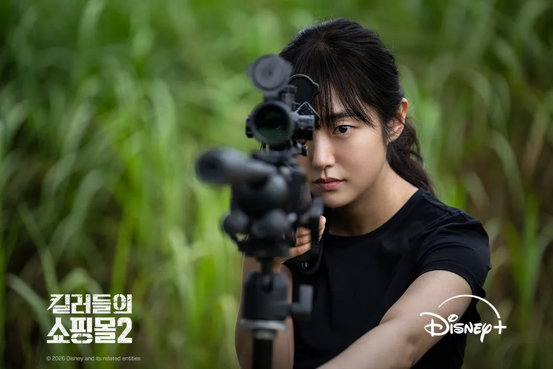Kim Hye Joon Pegang Senapan di A SHOP FOR KILLERS 2 (credit: Disney Plus)