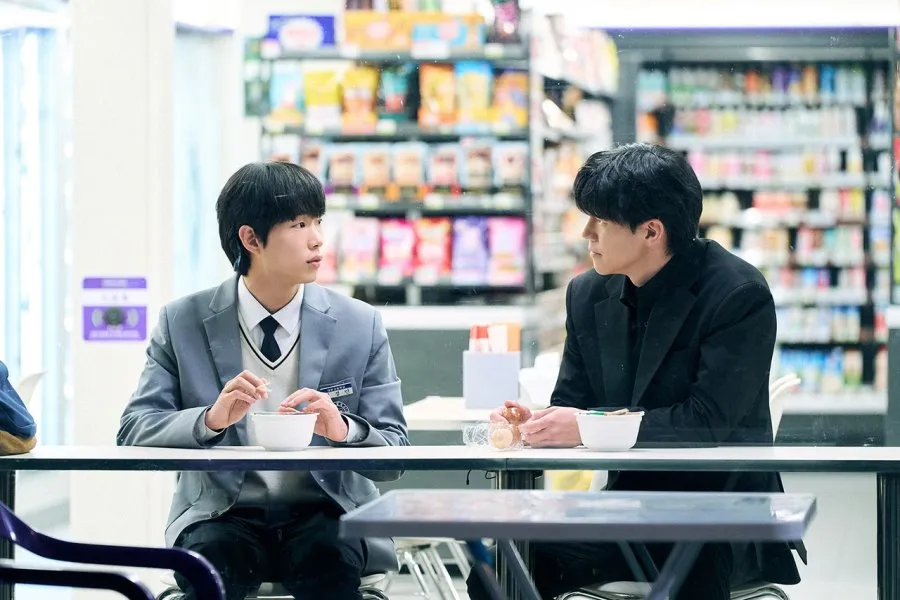 Nam Hwa Jin di Minimarket Â© Netflix