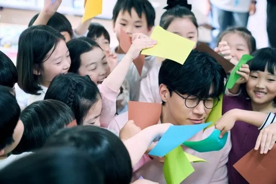 Nam Hwa Jin Mengajar Anak SD Â© Netflix