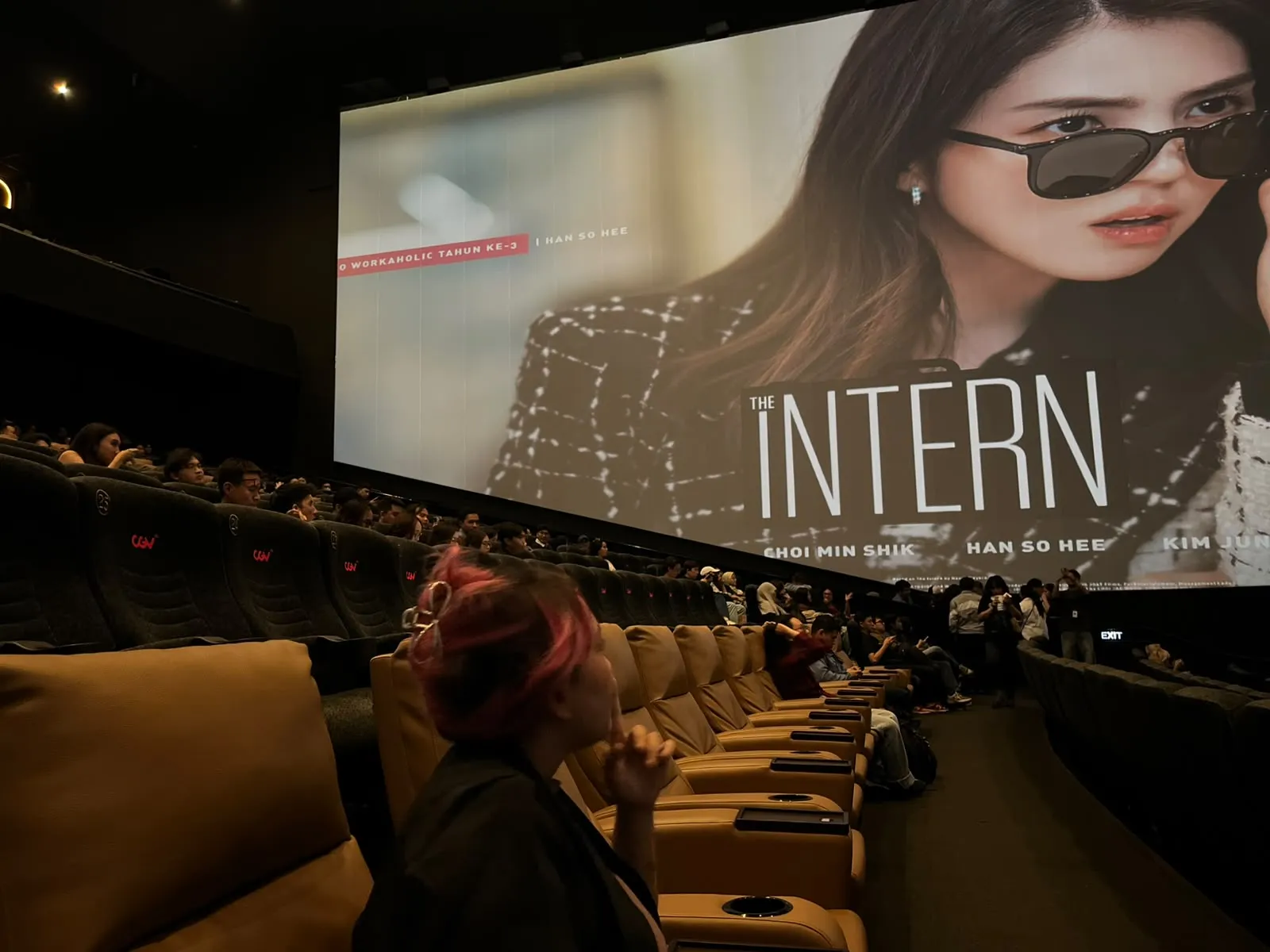 CGV Grand Indonesiaで開かれた『THE INTERN』特別試写会。スクリーンにハン・ソヒ主演の映画ポスターが映る