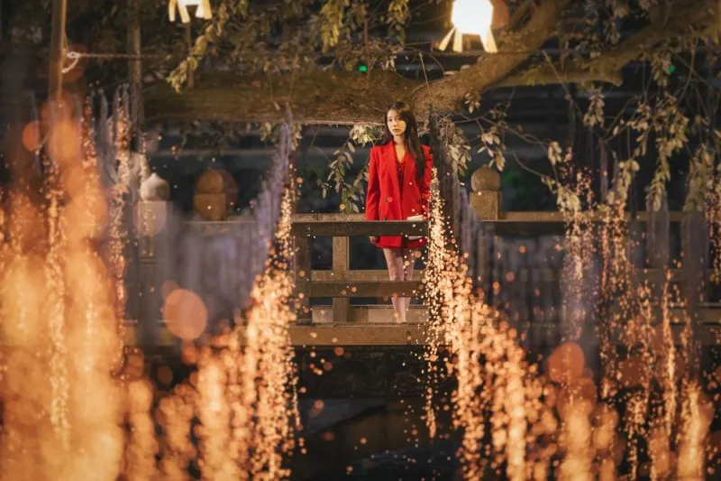 IU Melihat Kembang Api (c) Disney Plus