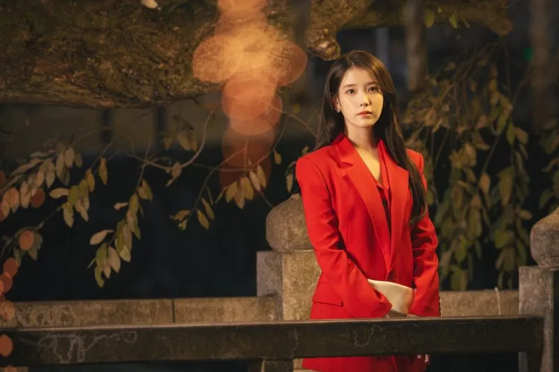 IU Menatap Byeon Woo Seok (c) Disney Plus