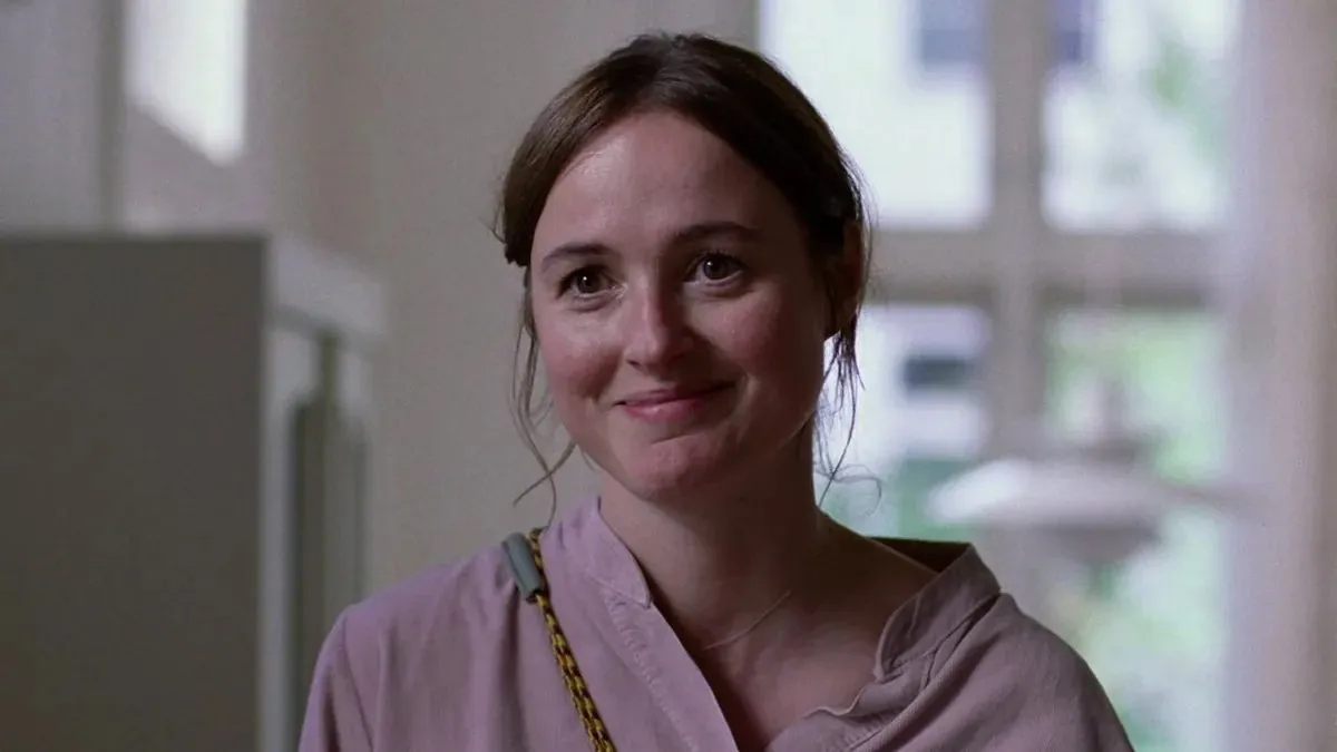 Nora tersenyum di salah satu scene SENTIMENTAL VALUE (cr: Mer Film)