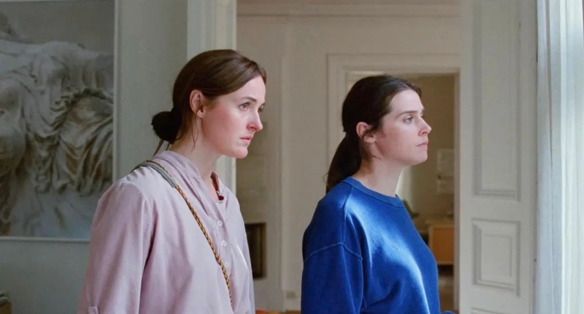 Nora bersama dengan adiknya, Agnes (cr: Mer Film)