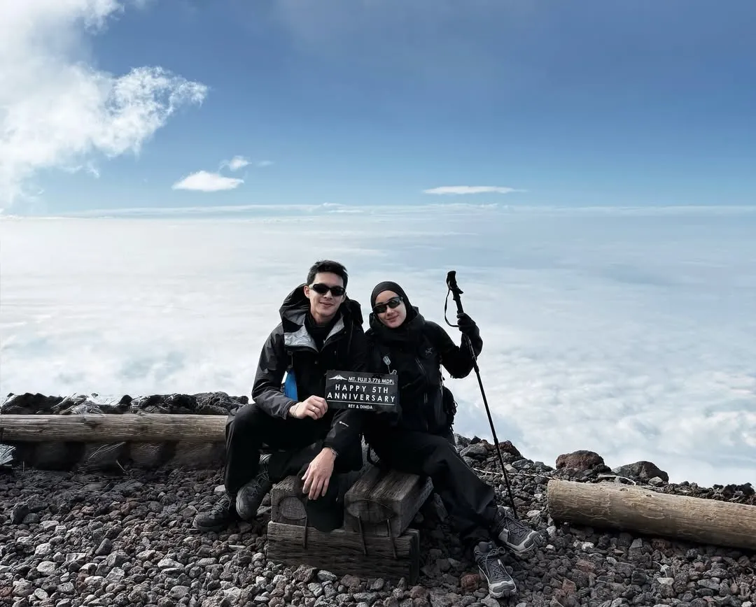 Rey Mbayang dan Dinda Hauw Takhlukkan Gunung © instagram.com/rey_mbayang