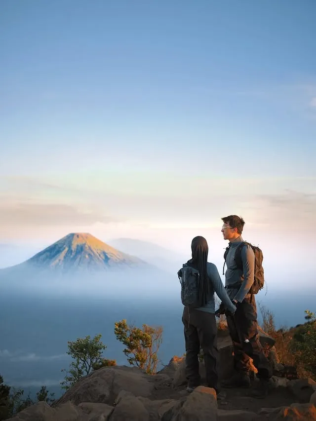 Rey Mbayang dan Dinda Hauw di Gunung © instagram.com/rey_mbayang
