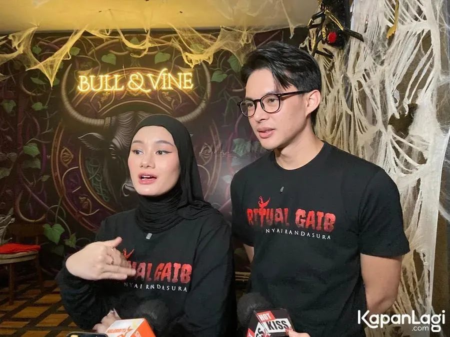 Rey Mbayang dan Dinda Hauw Ritual Gaib © KapanLagi.com/Fikri Alfi Rosyadi