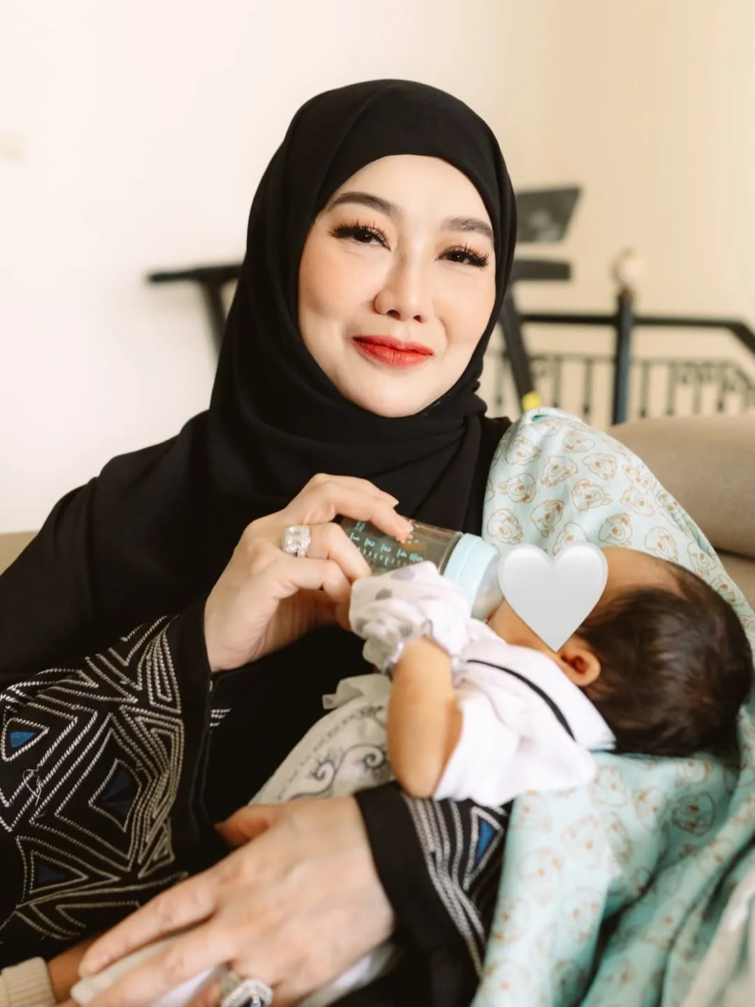 Reza Artamevia Senang Gendong Cucu (cr:Instagram.com/rezaartameviaofficial)