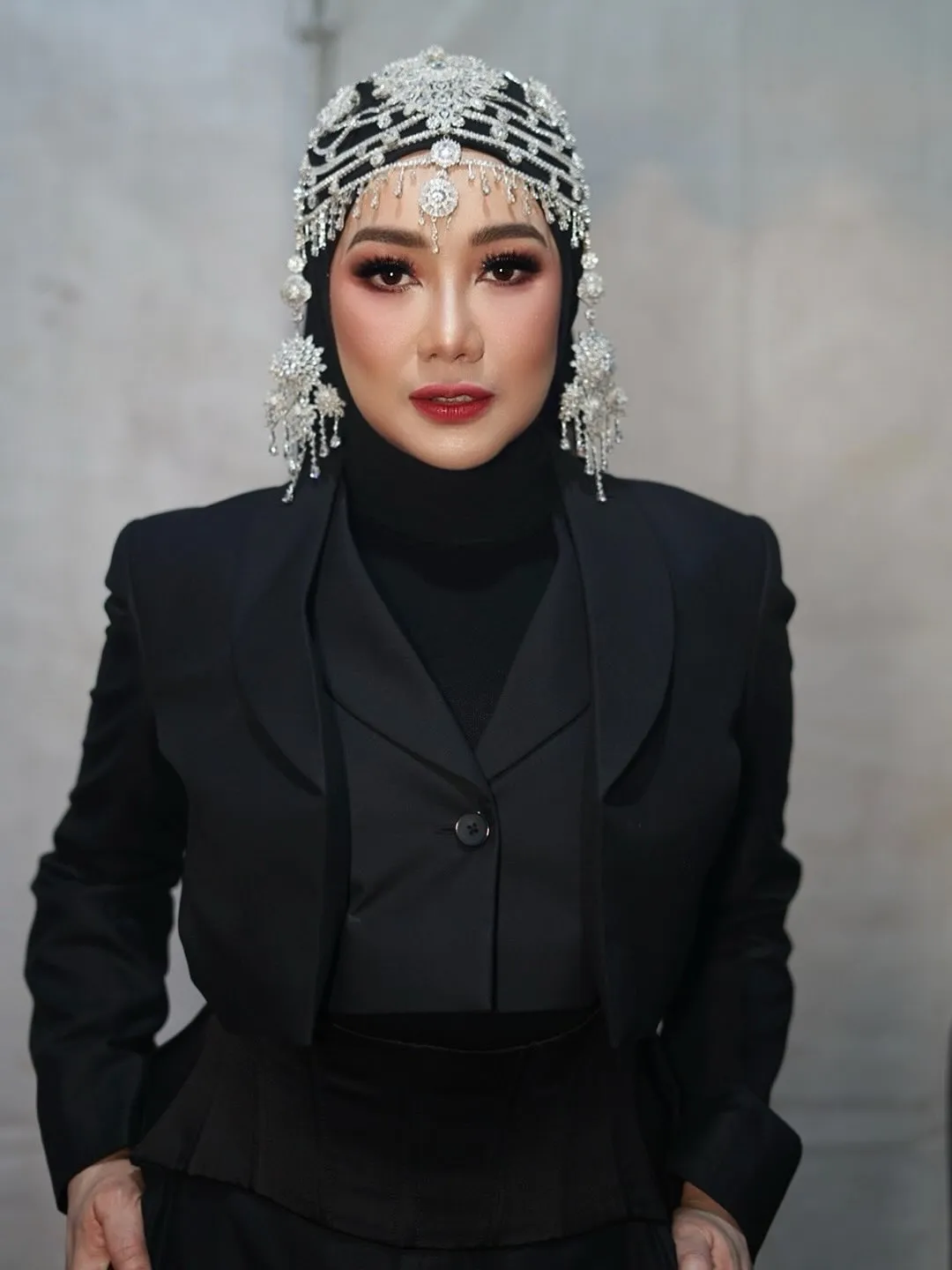 Pose Fierce Reza Artamevia Depan Kamera cr:Instagram.com/rezaartameviaofficial)