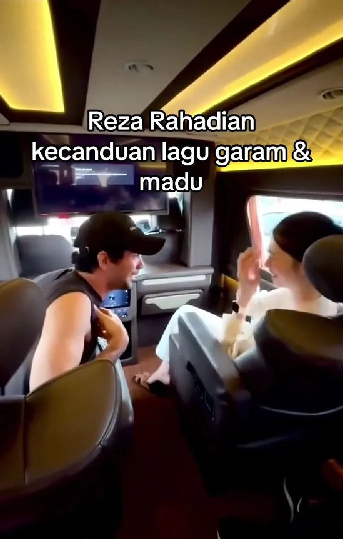 Aksi Kocak Reza Rahadian di Depan Laura Basuki