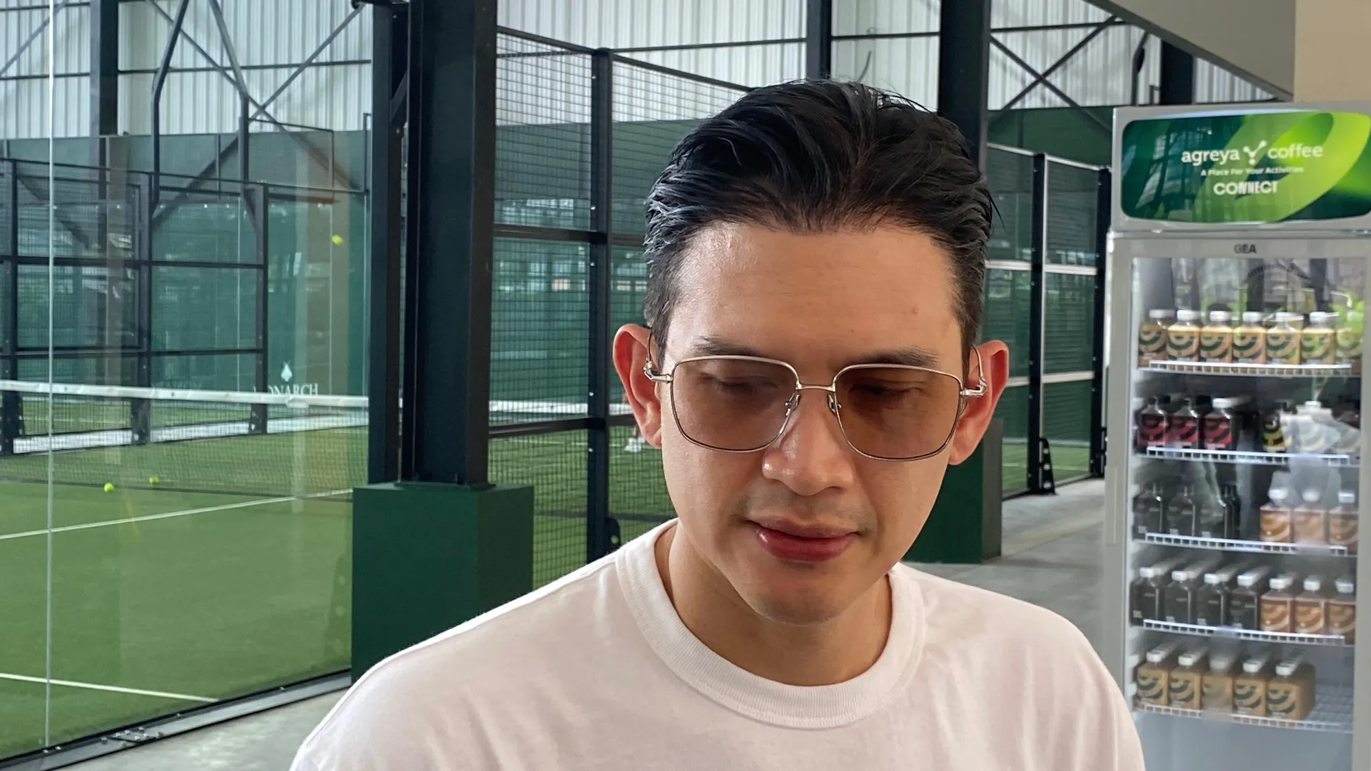 Rezky Aditya pakai kacamata © KapanLagi.com/Fikri Alfi Rosyadi