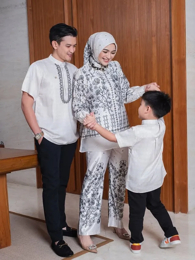Citra Kirana dan Rezky Aditya bersama Athar  © instagram.com/thereal_rezkyadhitya