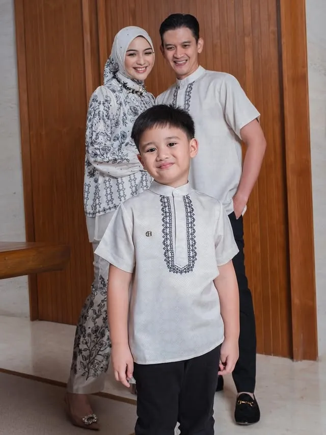 Athar berdiri di depan Citra Kirana dan Rezky Aditya  © instagram.com/thereal_rezkyadhitya