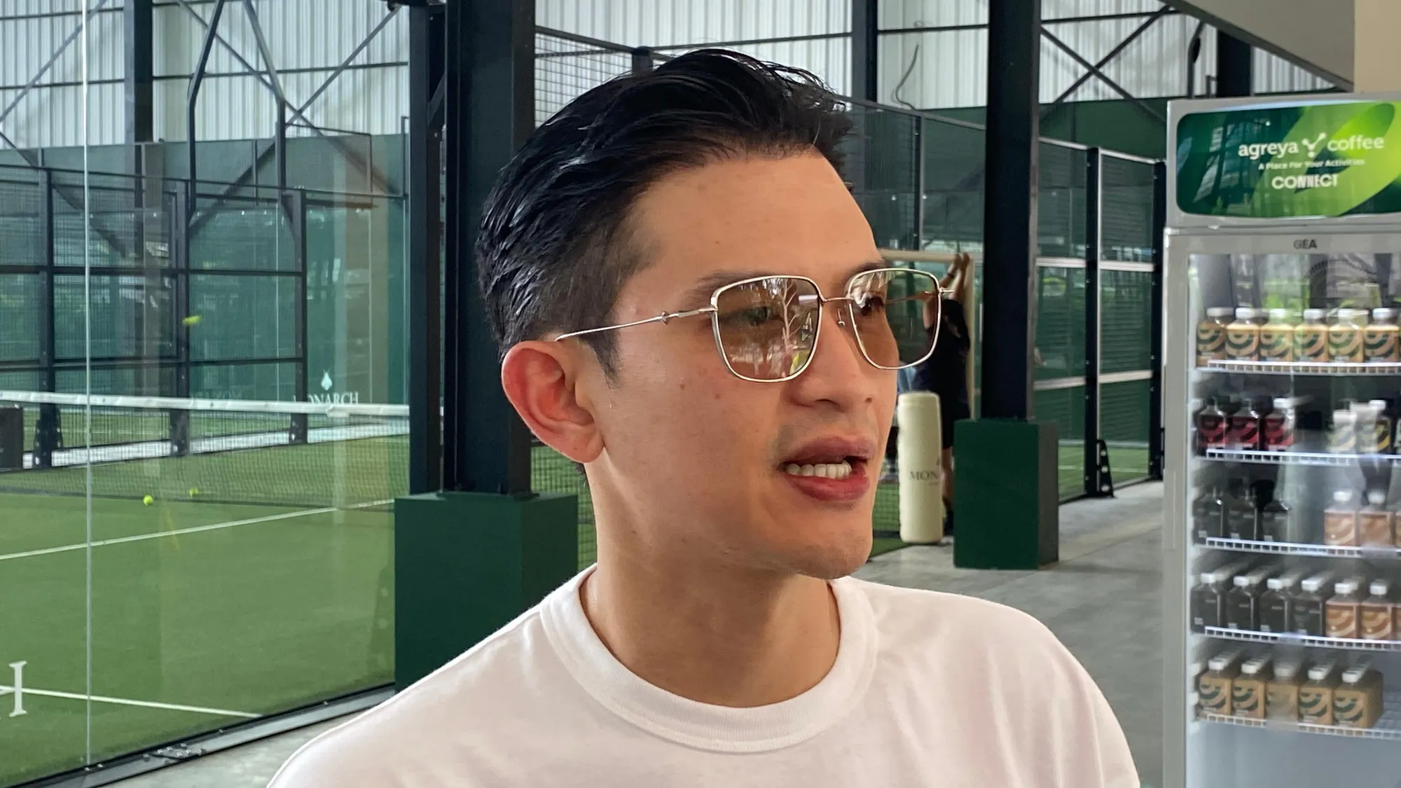 Rezky Aditya pakai kaos putih © KapanLagi.com/Fikri Alfi Rosyadi