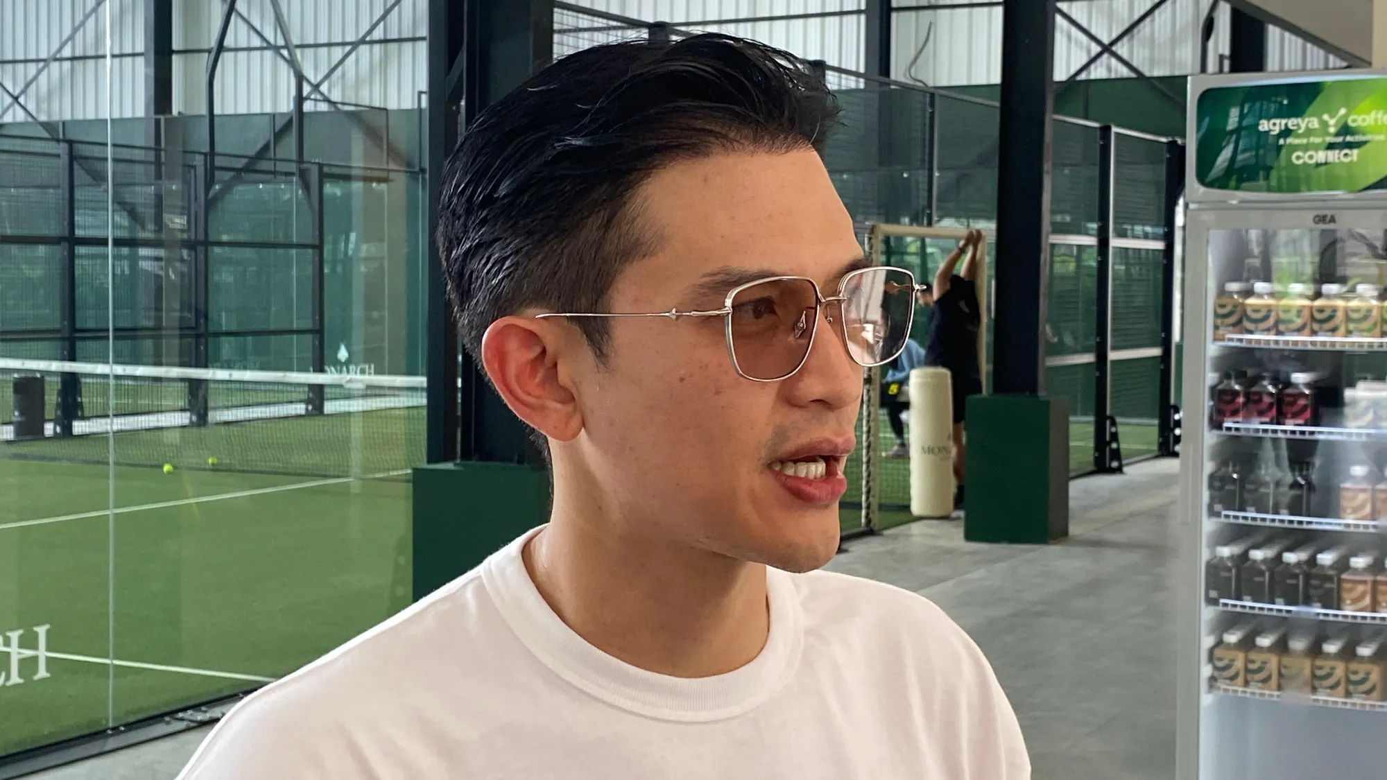 Rezky Aditya di lapangan padel © KapanLagi.com/Fikri Alfi Rosyadi