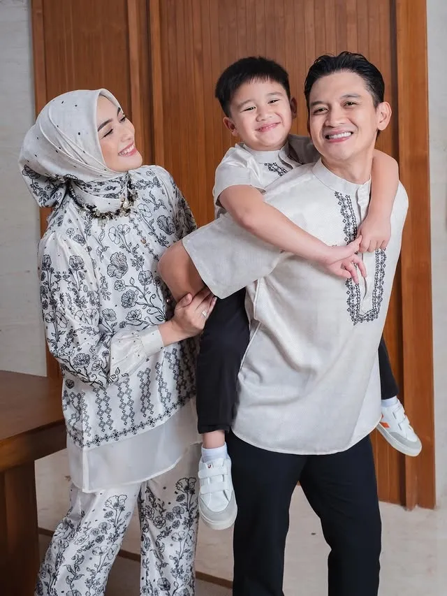 Rezky Aditya gendong Athar © instagram.com/thereal_rezkyadhitya