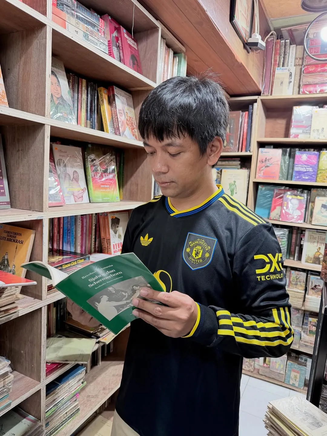 Rian D'Masiv Baca Buku (cr:instagram.com/rianekkypradipta)