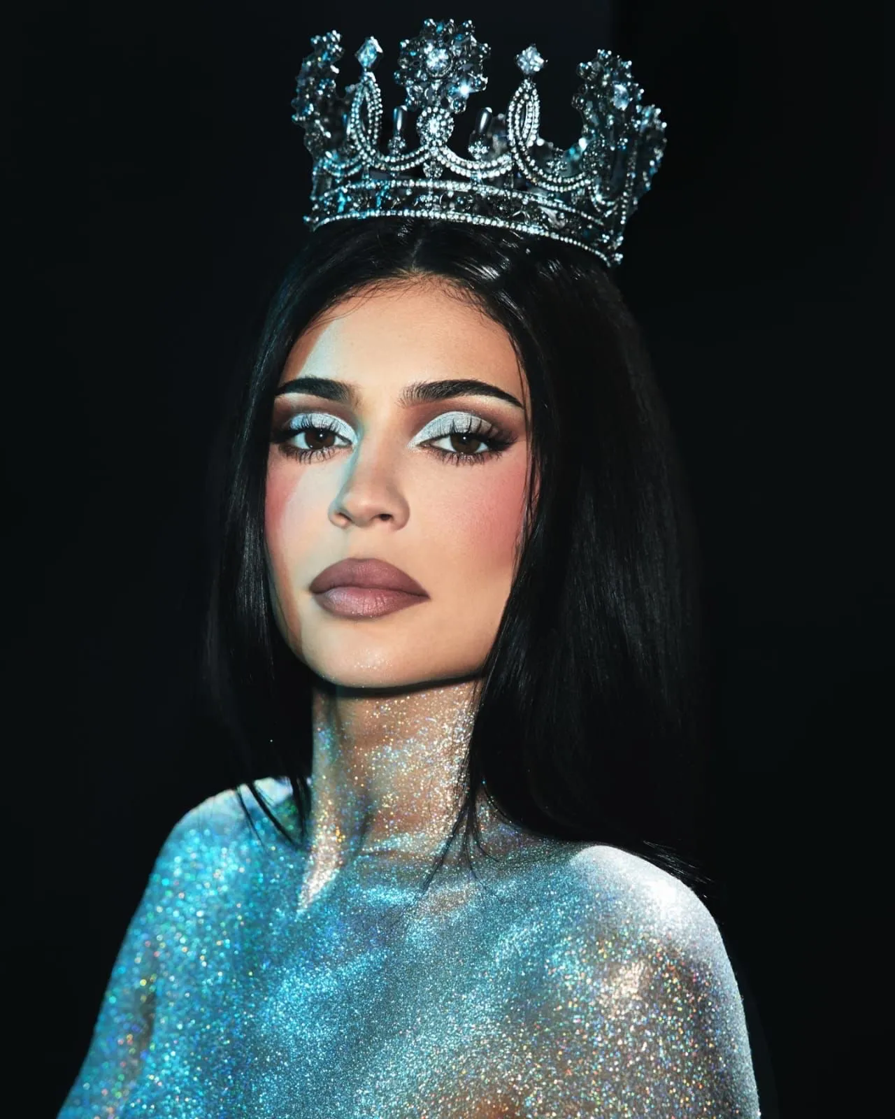 Kylie Jenner Anggun Pakai Mahkota (credit: instagram.com/rinaldyyunardi)