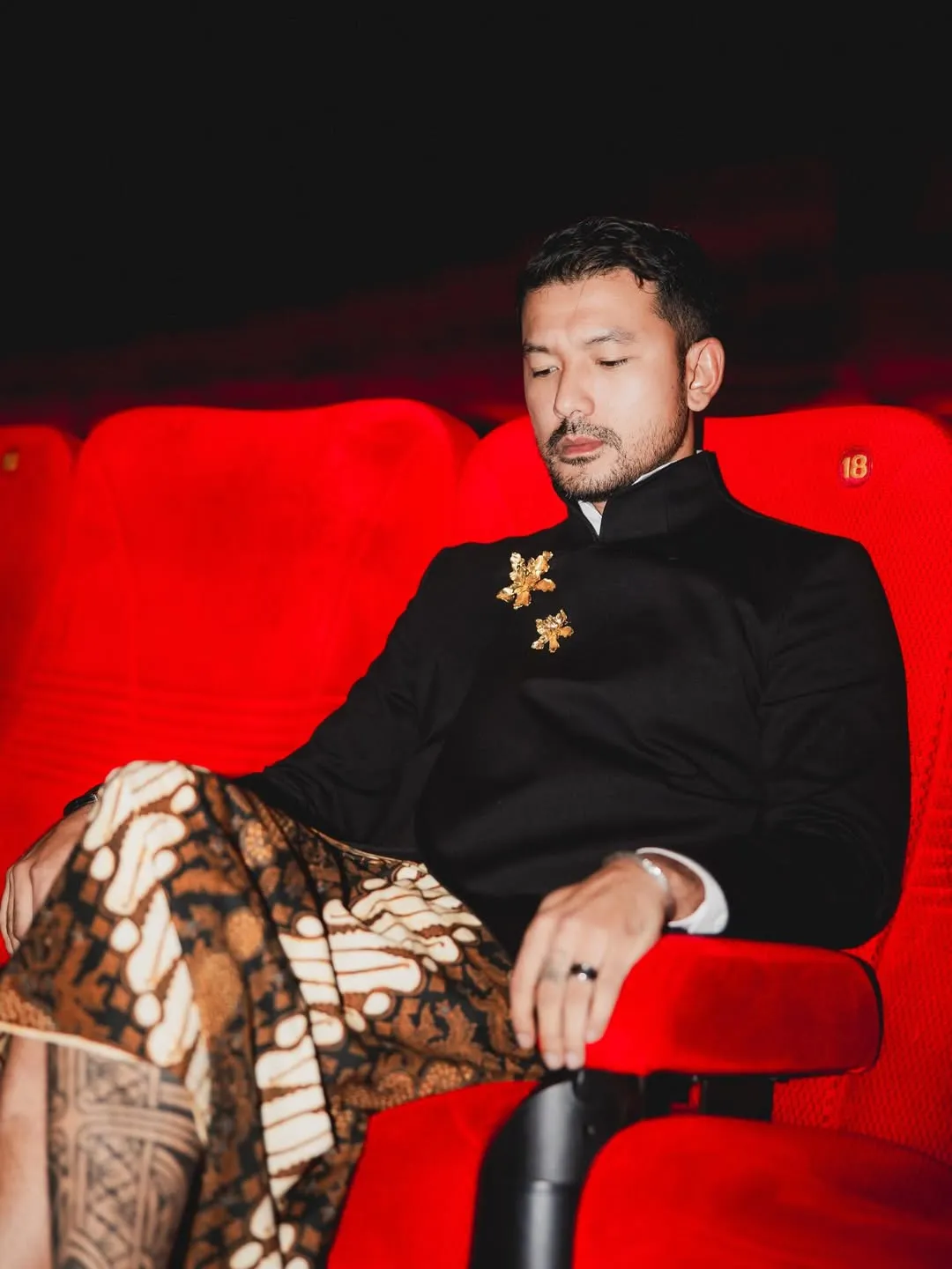 Rio Dewanto duduk (c) instagram.com/riodewanto