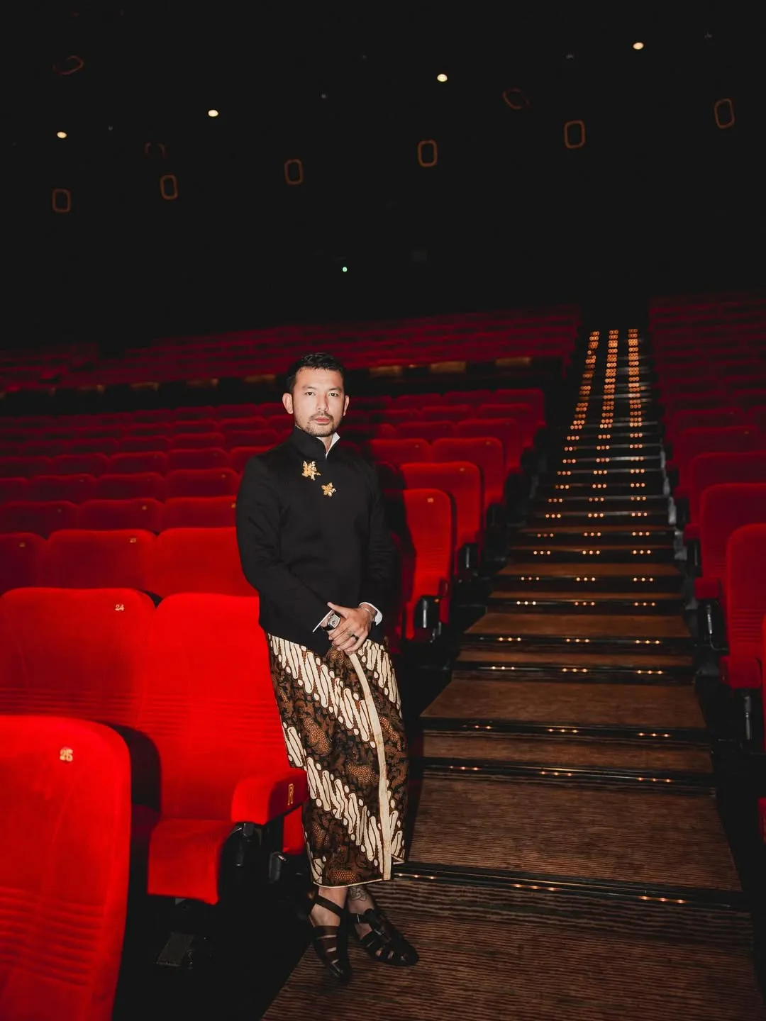 Rio Dewanto pakai jarik (c) instagram.com/riodewanto