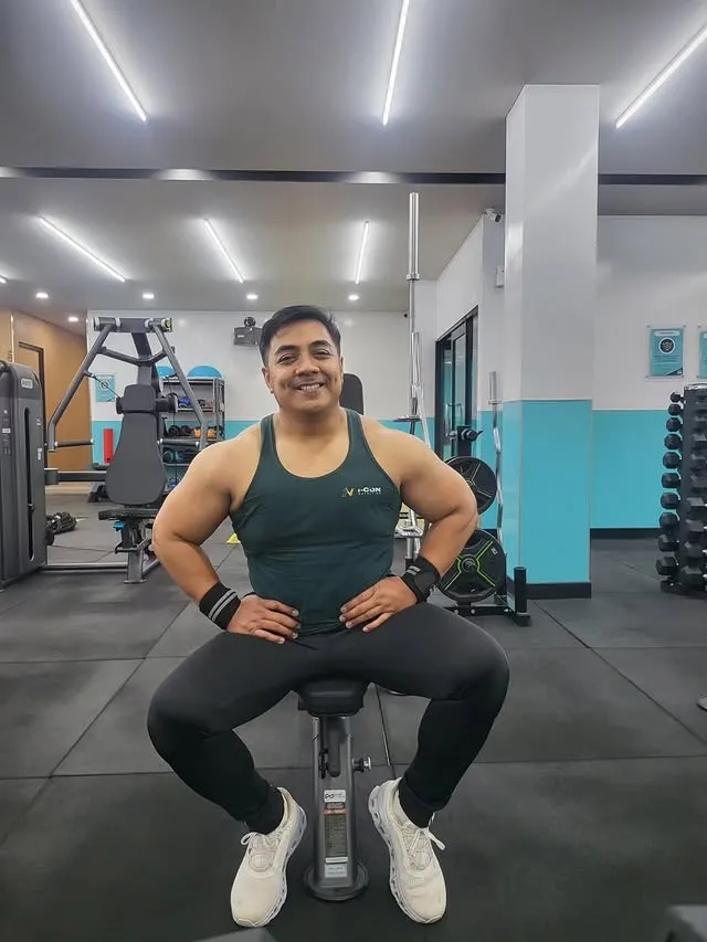 Riza Muhammad duduk di gym © instagram.com/ustdzrizamuhammad