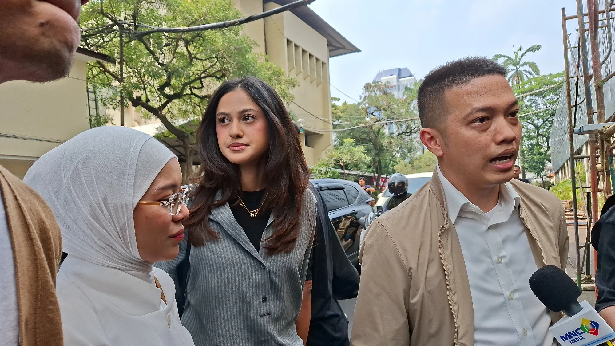Lesti dan Asila bersama pengacara © KapanLagi.com/Fikri Alfi Rosyadi