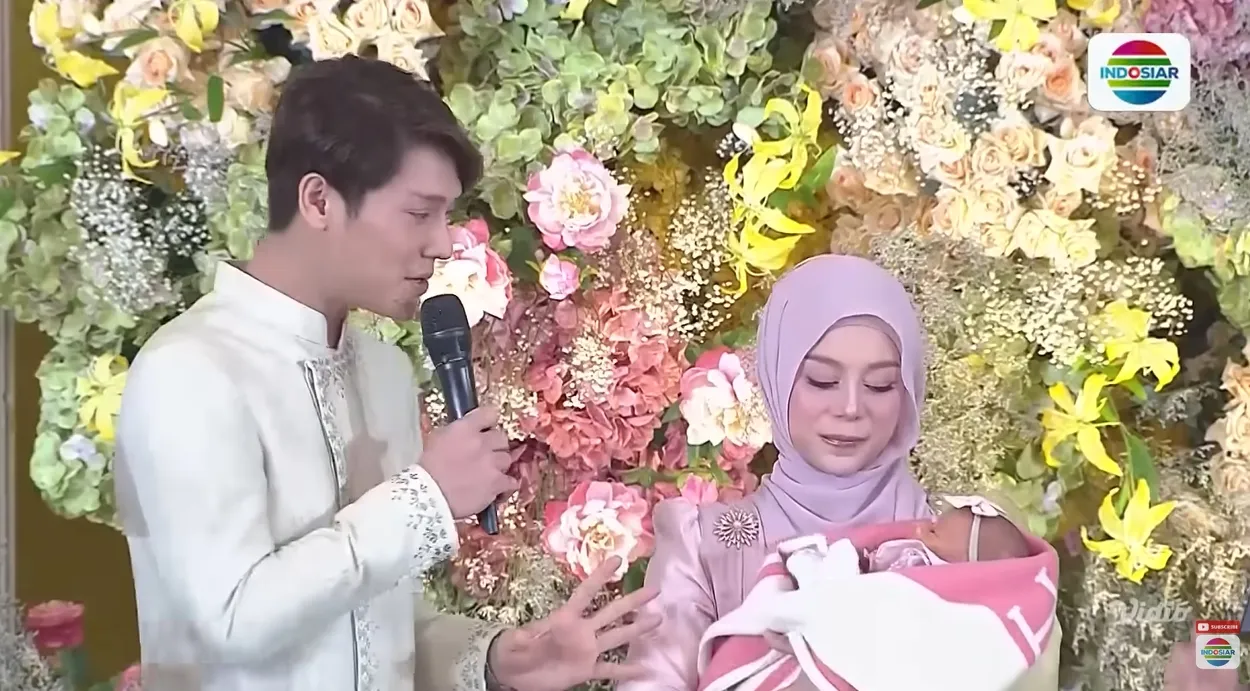 Rizky Billar dan Lesti Kejora di panggung aqiqah Ã�Â© YouTube/Indosiar