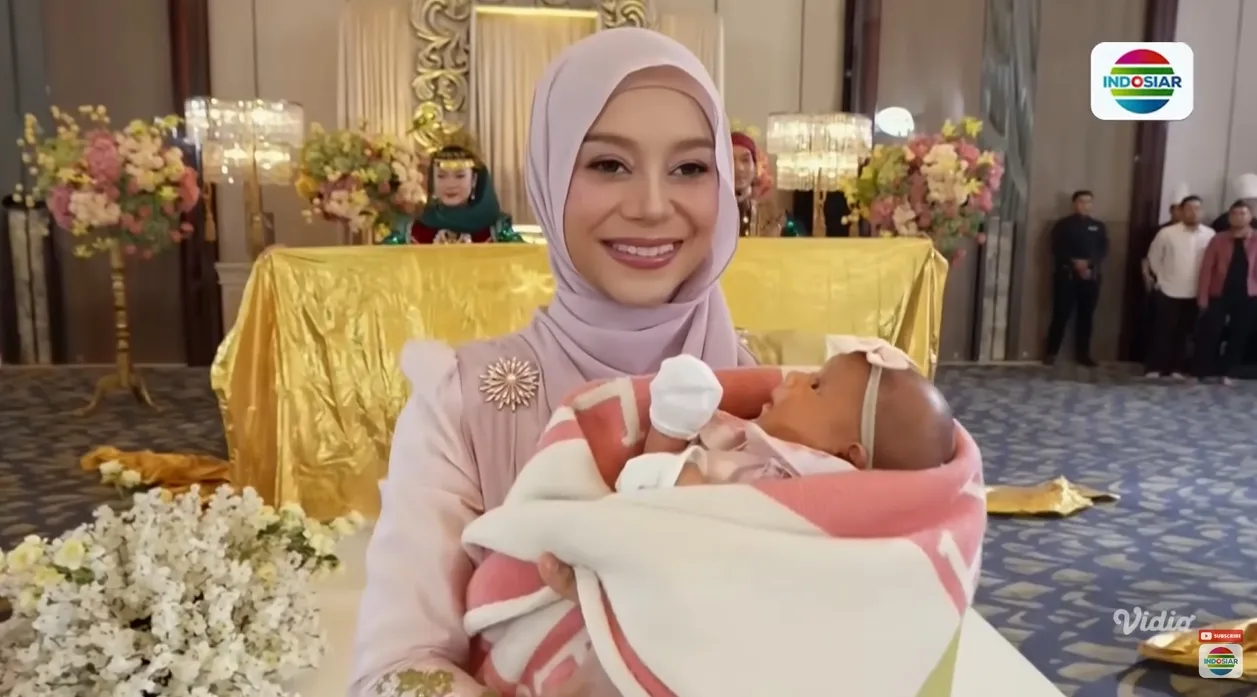 Lesti Kejora menggendong baby Joyee Ã�Â© YouTube/Indosiar