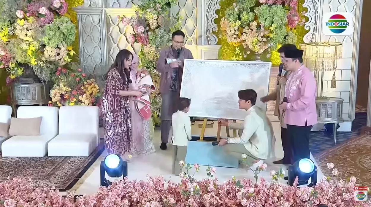 Abang L buka papan nama adik barunya Ã�Â© YouTube/Indosiar