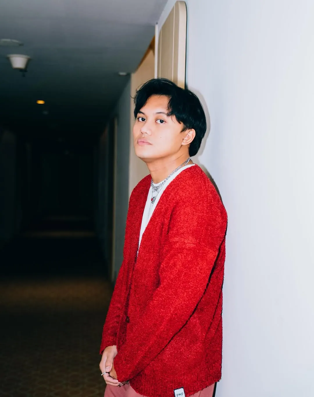 Rizky Febian Tampan Pakai Cardigan Merah (cr: instagram.com/rizkyfbian)