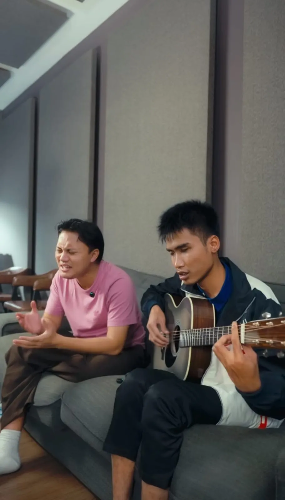 Proses Kreatif dan Penulisan Lagu Mencintai Tanpa Arah (credit: tiktok/rizkyfebian77)