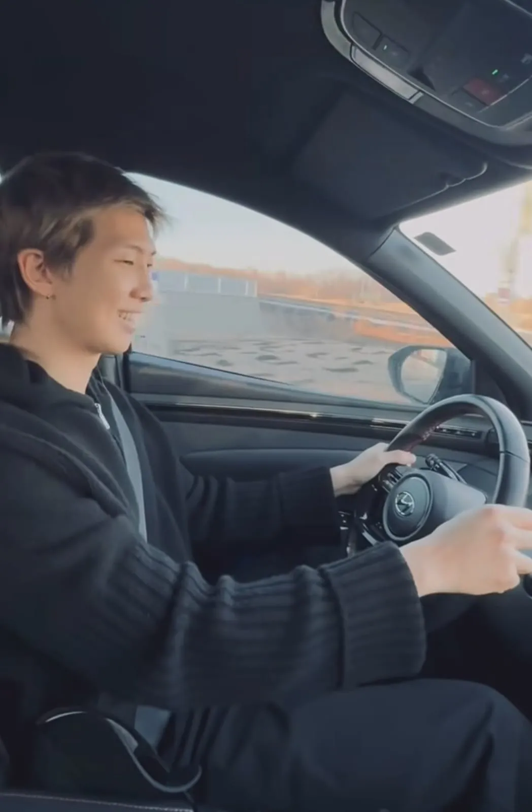 RM Tertawa Melihat Tingkah Lucu Dirinya Sendiri saat Mengemudi (credit: instagram/rkive)