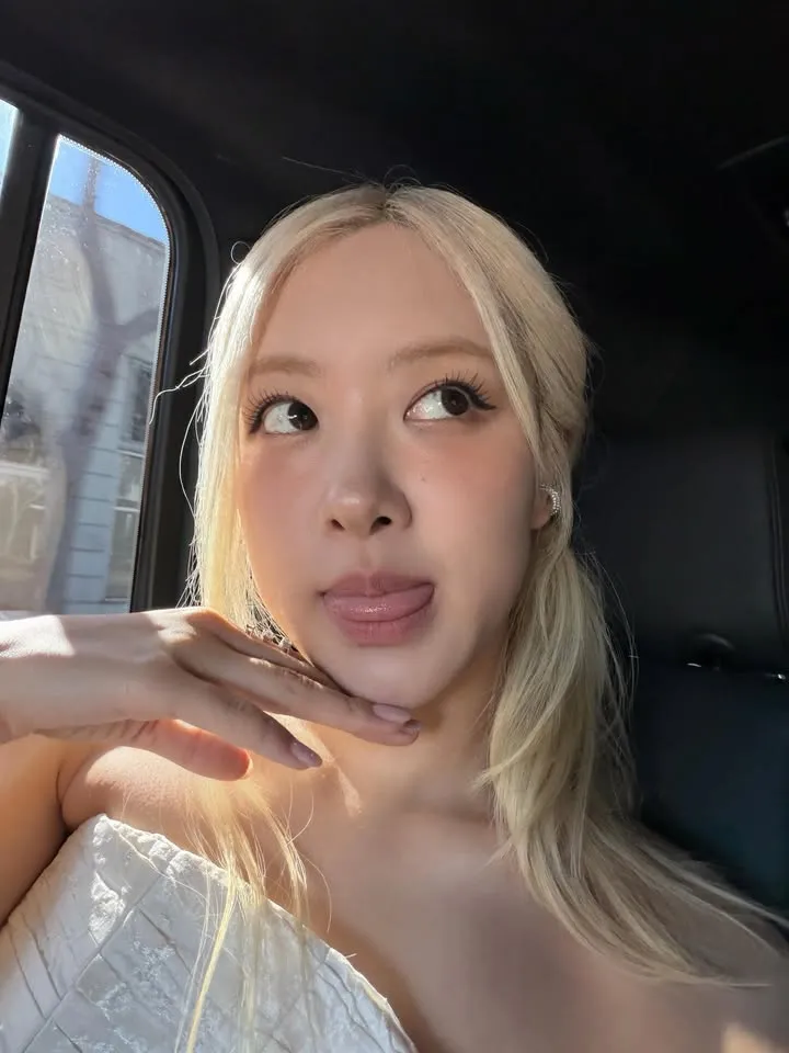 Bukti Konsistensi Karier Solo Rosie (credit: instagram/roses_are_rosie)